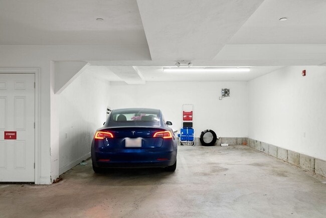 Building Photo - 205 W 8th St