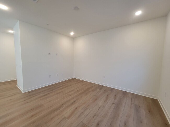 Building Photo - Two-bedroom, two-and-a-half-bath tri-level townhouse located in Arcadia, CA