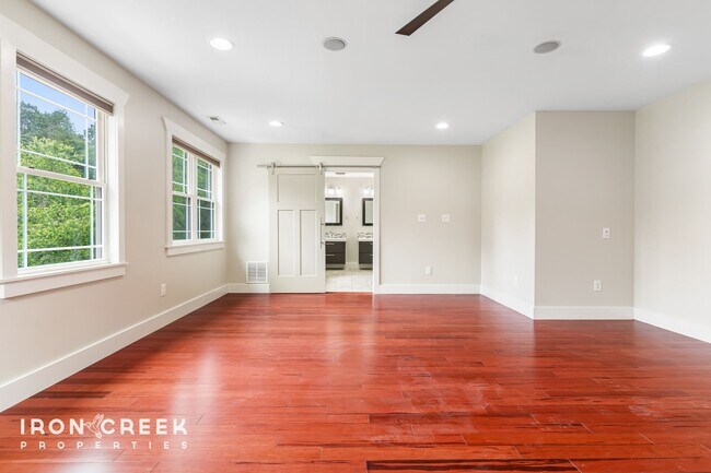 Building Photo - Beautiful Contemporary Home North of Downt...