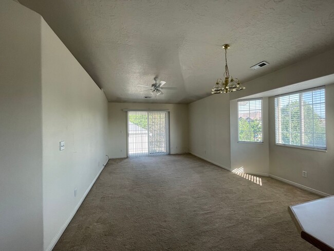 Building Photo - Great 2 bed 1 bath condo located in Countr...