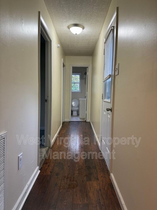 Building Photo - 204 7th St