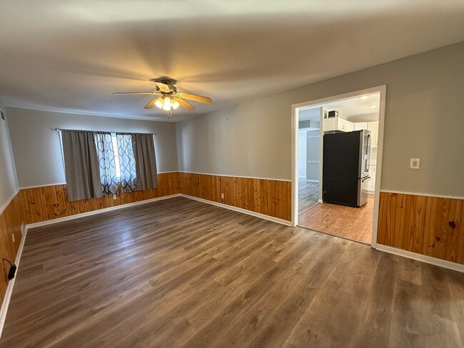 Building Photo - 719 Surrey Dr