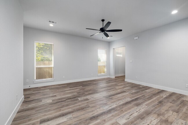 Building Photo - 400 Leuty St