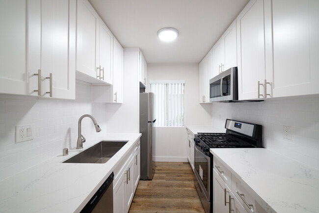 Building Photo - Shiny and NEW! Newly Reno'd 940 Sqft 2 Bed...