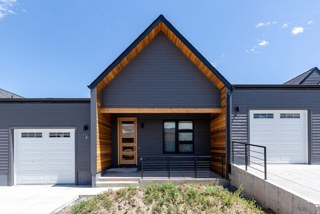 Building Photo - Beautiful Newer Condo near Monforton School
