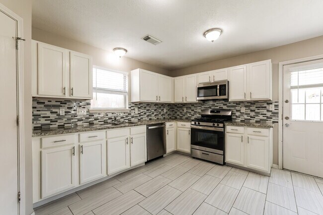 Building Photo - 2422 Fox River Ln