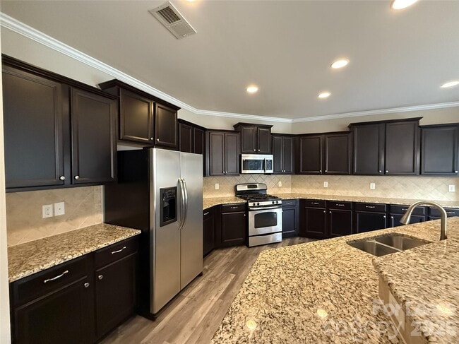 Building Photo - 1121 Wainscott Dr