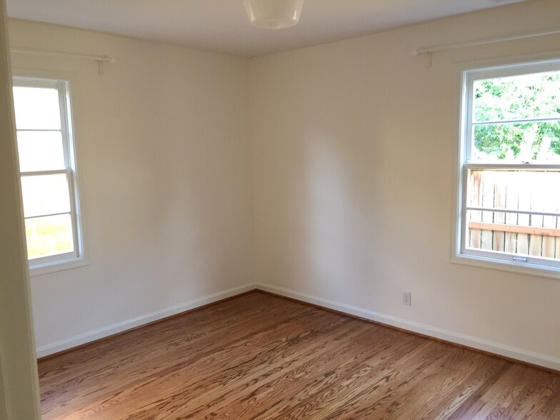 Building Photo - 4070 NE 8th Ave