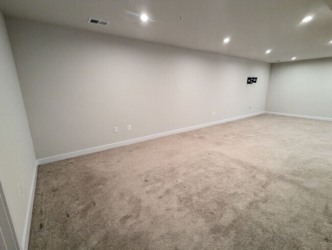 Building Photo - Stunning villa in the Harrison Terrace com...