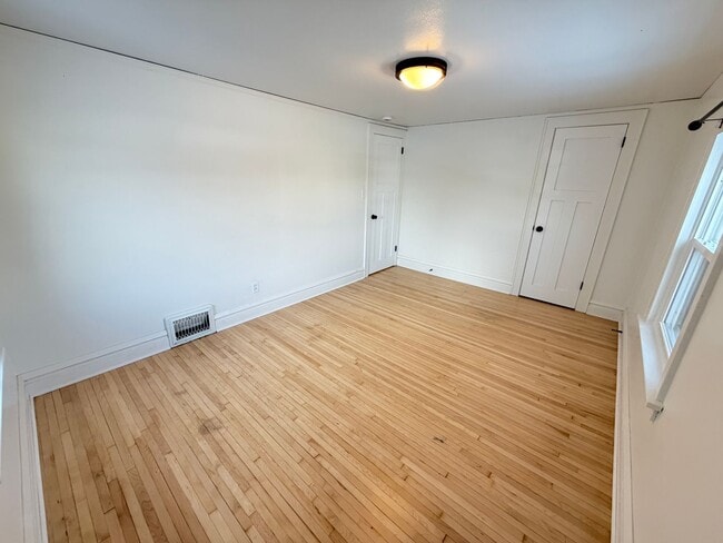 Building Photo - Remodeled 2 Bedroom - AVAILABLE 08/07/2026