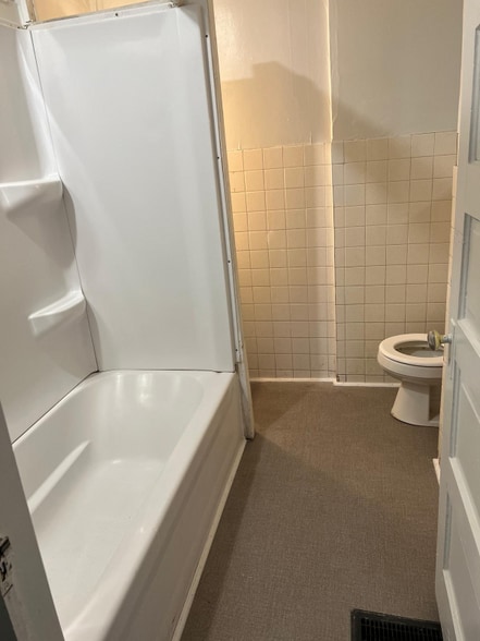 Building Photo - 1330 S Oak Ave