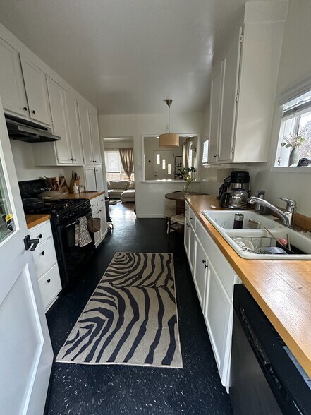 Building Photo - 617 Woodlawn Ave