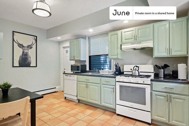 Building Photo - Private bedroom in 4 bed/2 bath Home