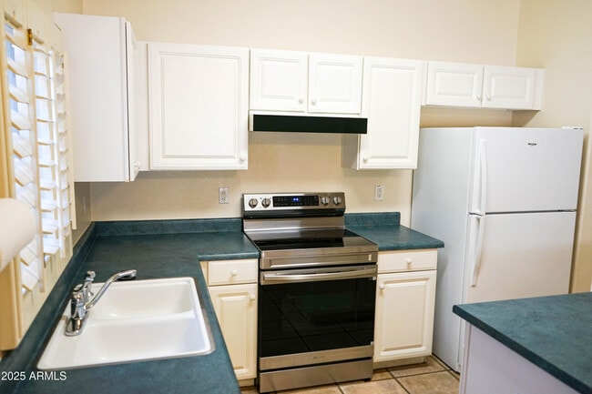 Building Photo - 898 E Monterey St