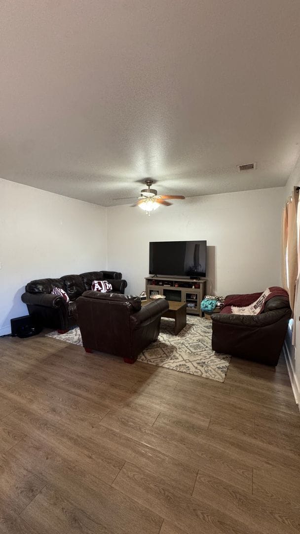 Building Photo - AUG 2026 PRE-LEASE! Charming 2 Bed/1 Bath Duplex