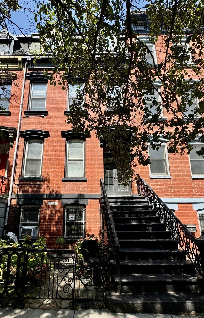 Building Photo - 818 Grand St