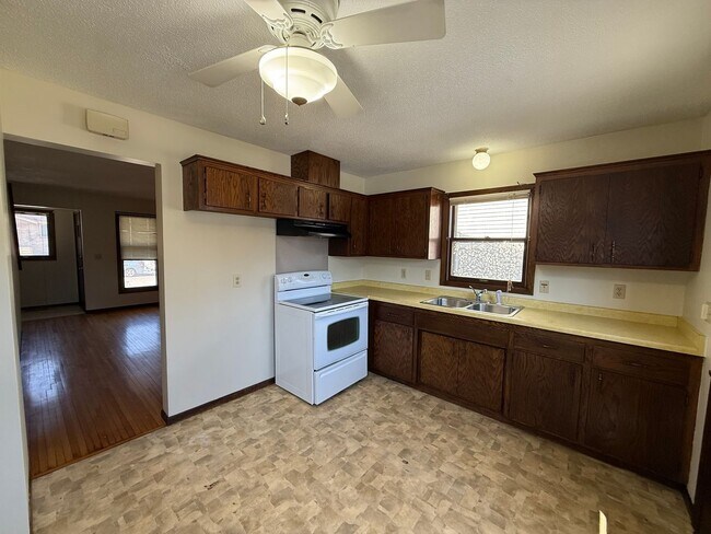 Building Photo - 2833 S 31st Ave