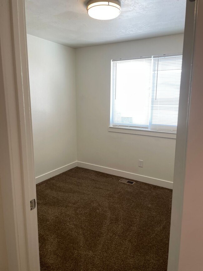 Building Photo - Twin Home with a 3-bedroom 1.5 Bath and Fenced Backyard