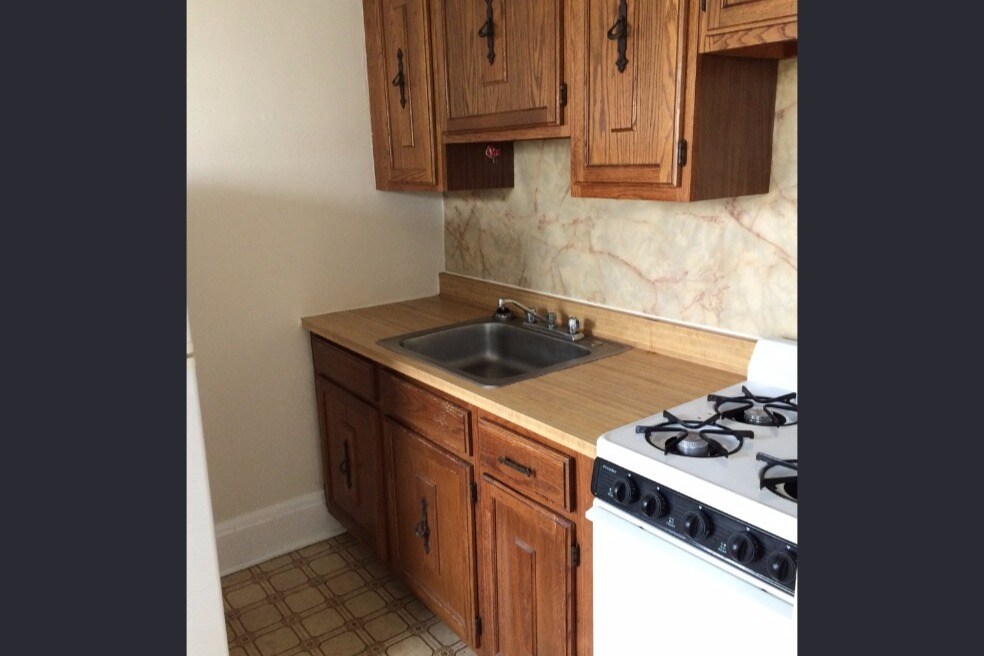 Building Photo - 347 Pleasant St