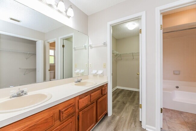 Building Photo - 2115 Center Way