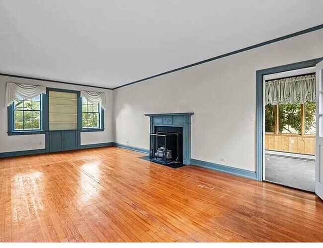 Building Photo - 4 bedroom in Old  Irving Park!!