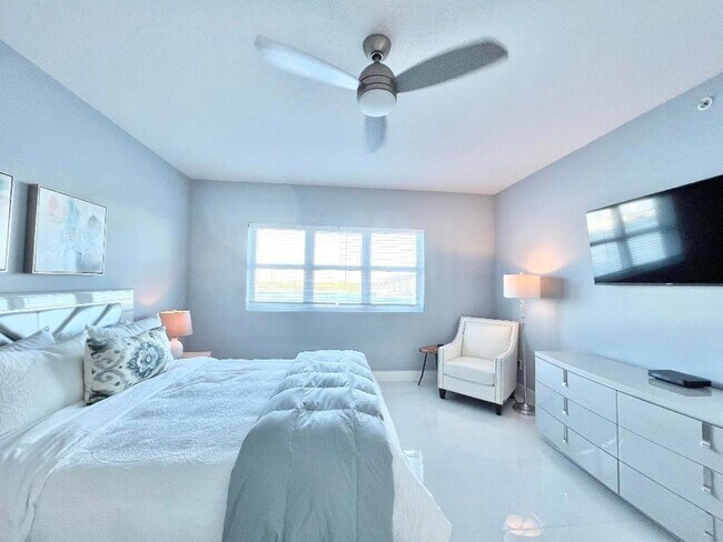 Building Photo - 2640 Lake Shore Dr