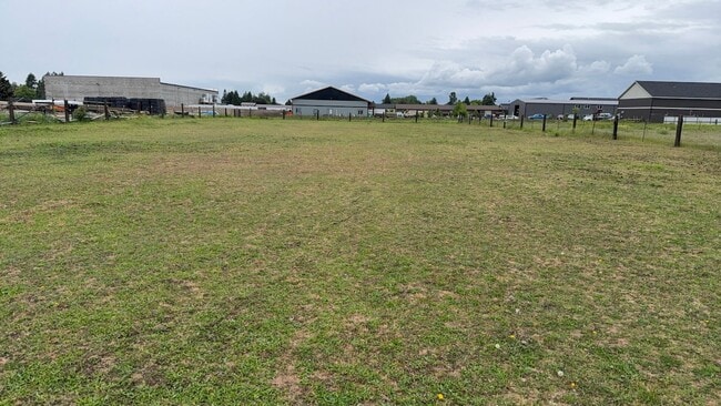 Building Photo - Country Horse Property on Nearly 2 Acres in Hayden!