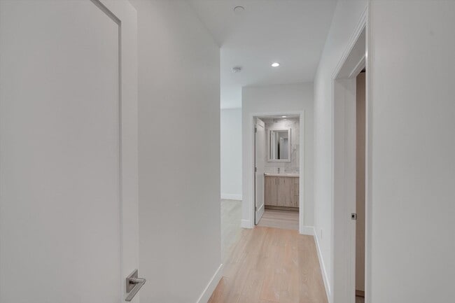 Building Photo - Riverside 4 Lease