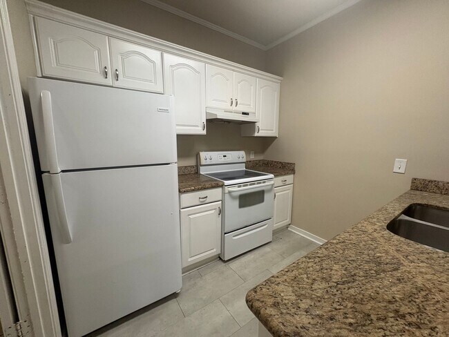 Building Photo - 2012 Red Oak Dr