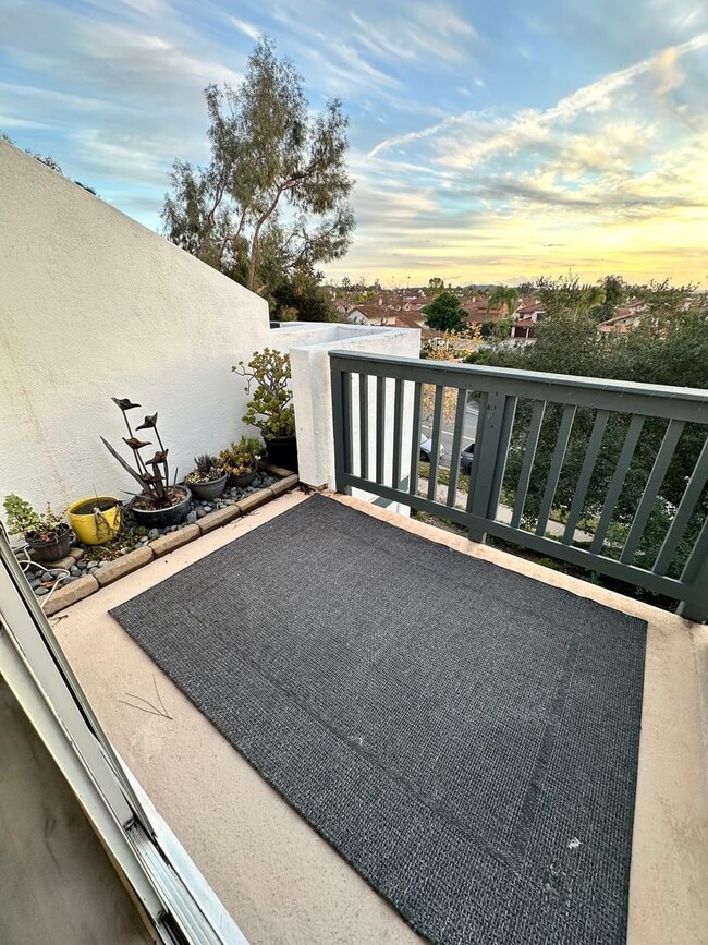 Building Photo - Charming Loft Condo with Balconies, Vaulted Ceilings & Fireplace – For Lease