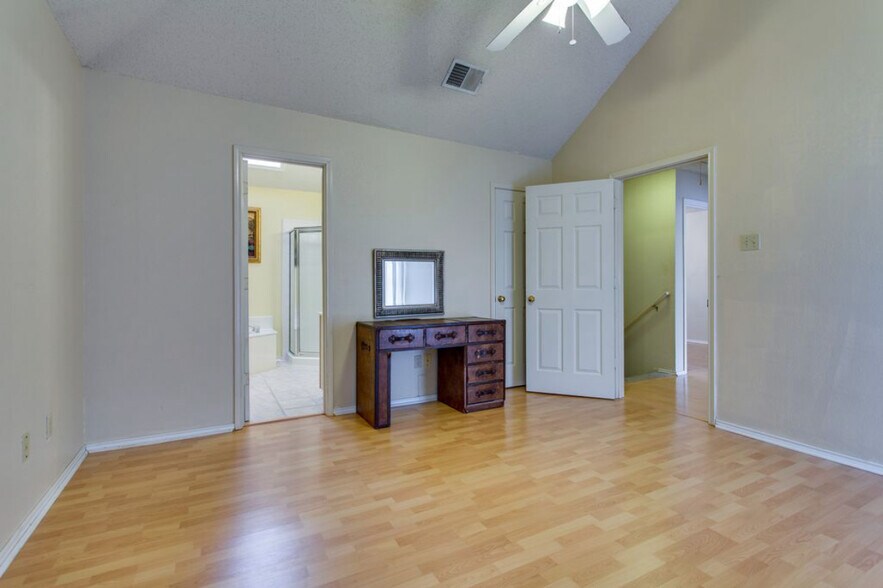 Building Photo - 807 Burr Oak Dr