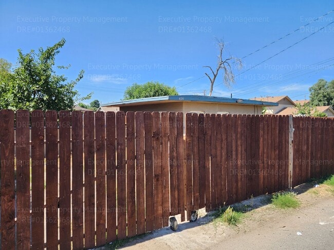 Building Photo - 1 bedroom 1 bathroom  back house with a pr...