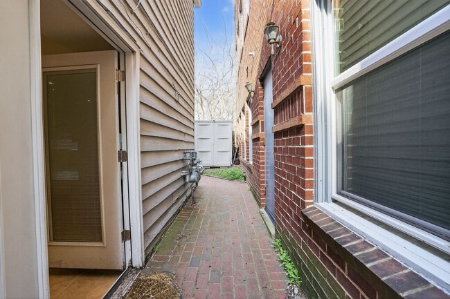 Building Photo - Spacious 1Bd/1Bth condo nestled in the heart of Old Town Alexandria! Pets Welcome!