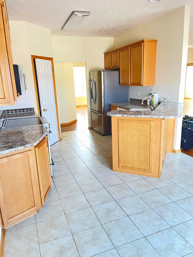 Building Photo - Move-in Special offer!!! Stunning 5 bedroo...