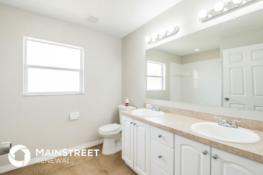 Building Photo - 9310 27th Ave E