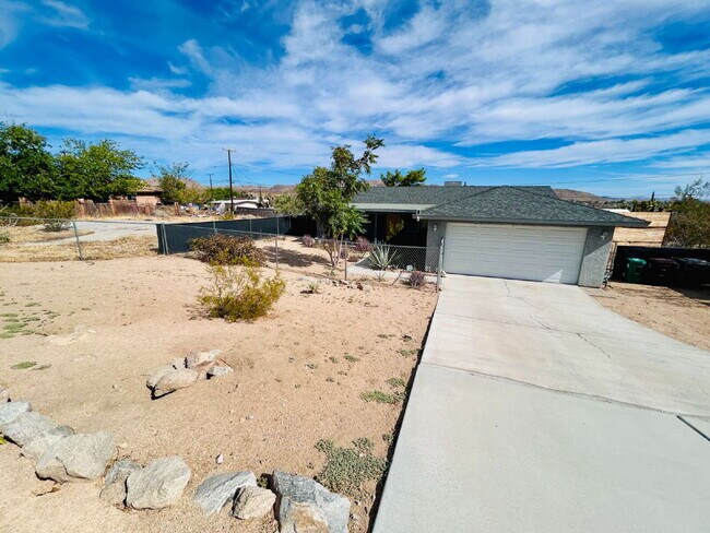 Building Photo - Charming 3 Bedroom House with Pool in Friendly Hills, Joshua Tree