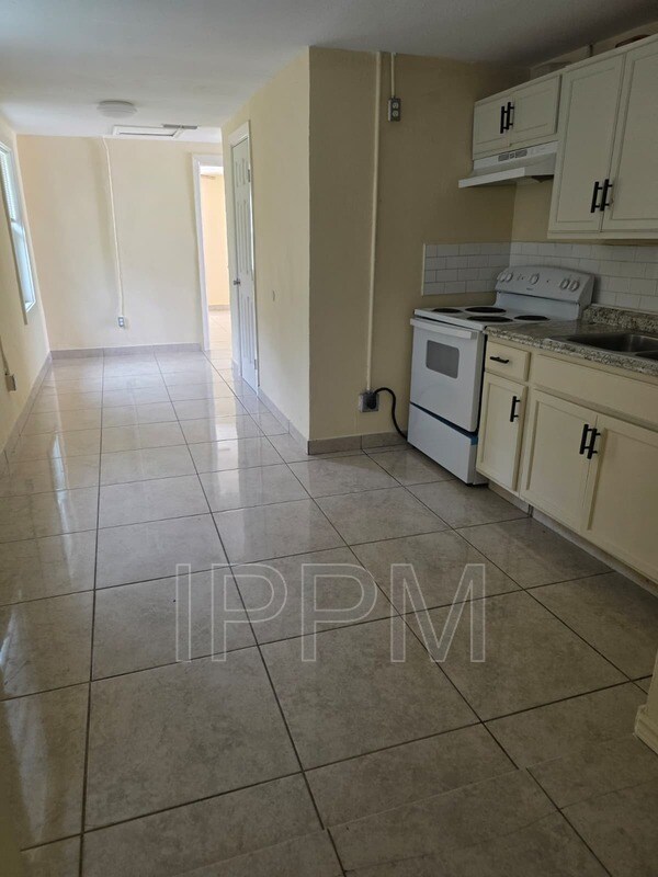 Building Photo - 902 N D St