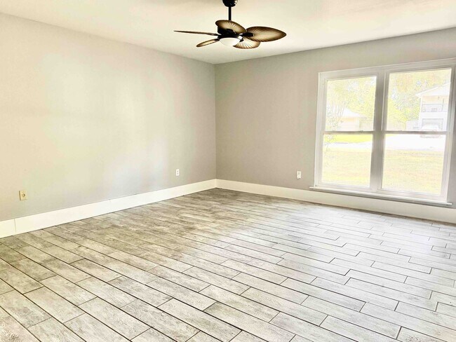 Building Photo - 735 Westbrook Dr