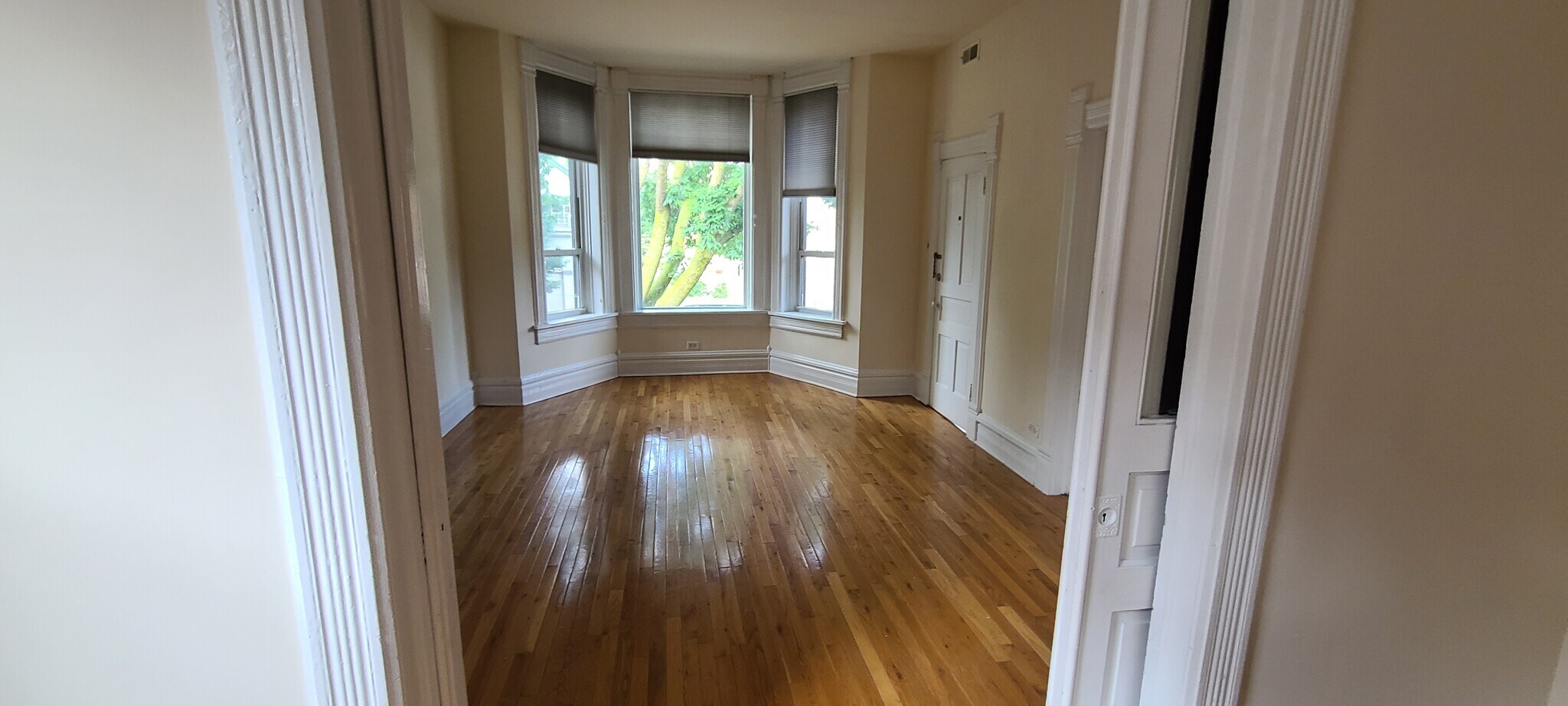 Building Photo - 3363 S Lowe Ave