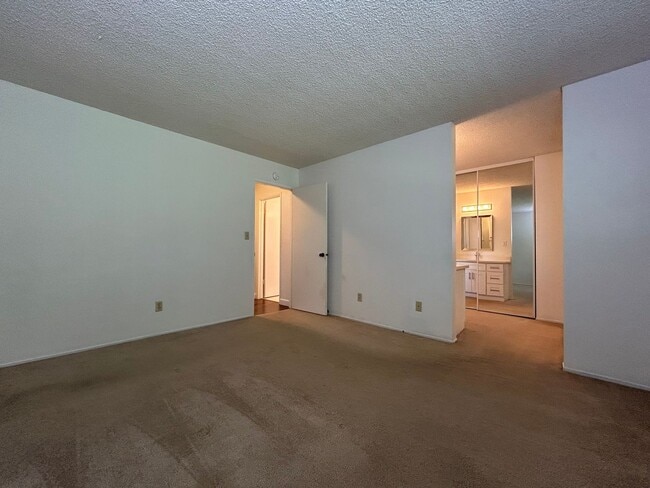 Building Photo - Updated 4-Bedroom Single-Story Home in Con...