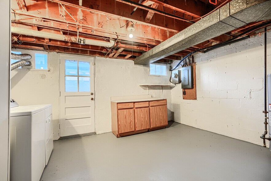 Building Photo - 2123 Graythorn Rd