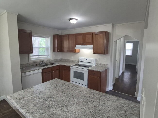 Building Photo - 5568 Raceview Ave