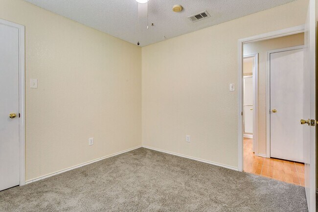 Building Photo - Excellent 3 Bedroom 2 Bath with many featu...