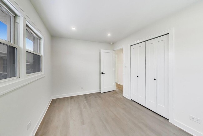 Building Photo - 5028 N Oneida Ave