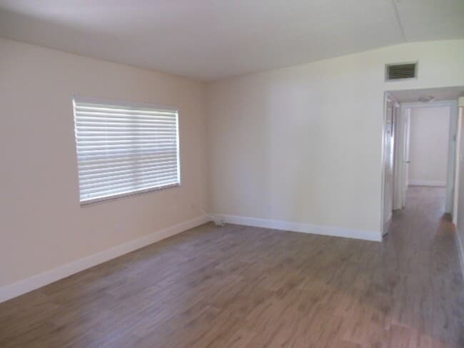 Building Photo - 404 Oakhurst St