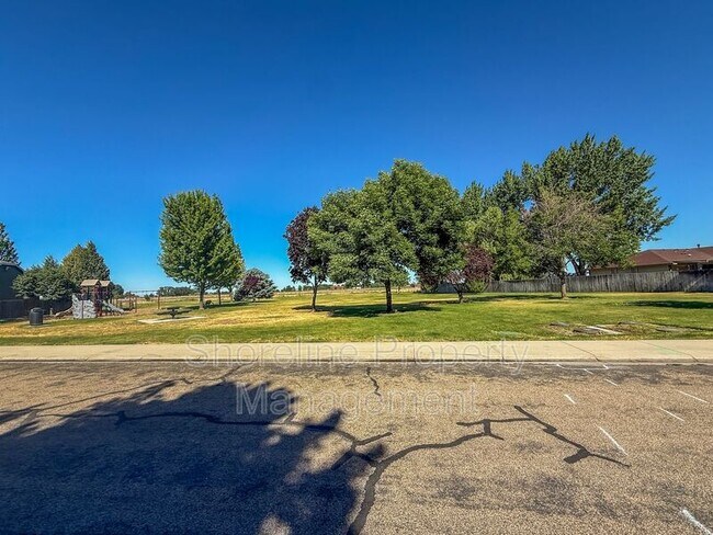Building Photo - 3420 N Oakstone Ave