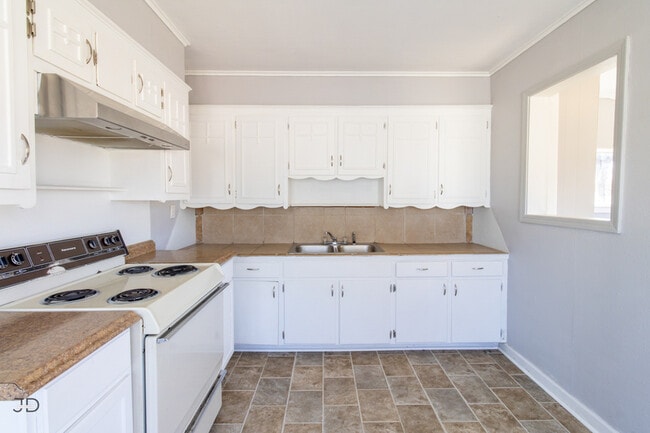 Building Photo - 2100 Garfield St