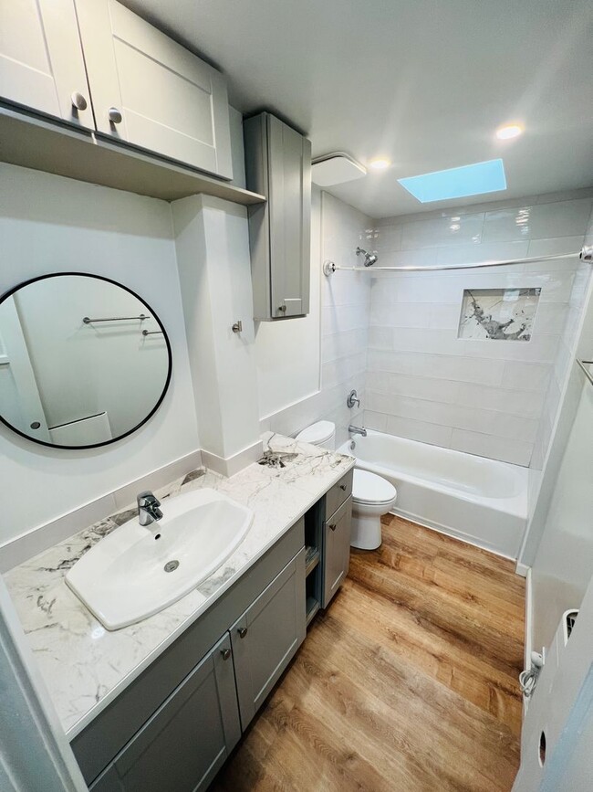 Building Photo - 1 Bedroom Beach Cottage in Coveted Corona Del Mar!