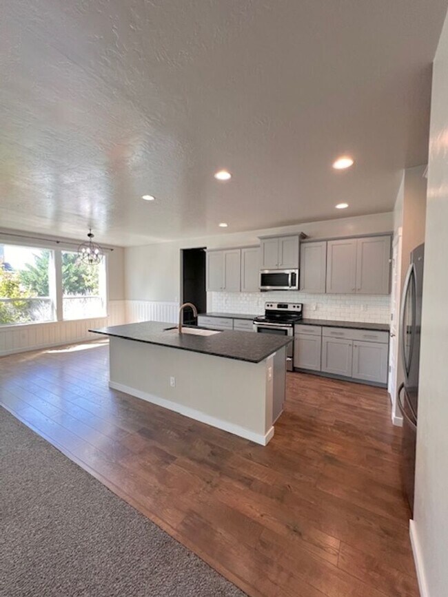 Building Photo - Beautiful 4 Bed, 2.5 Bath Plus Office in S...