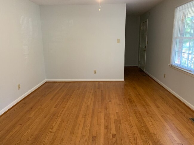 Building Photo - One-month FREE rent!  GREAT LOCATION!! RANCH HOME WITH HARDWOODS NEAR DOWNTOWN
